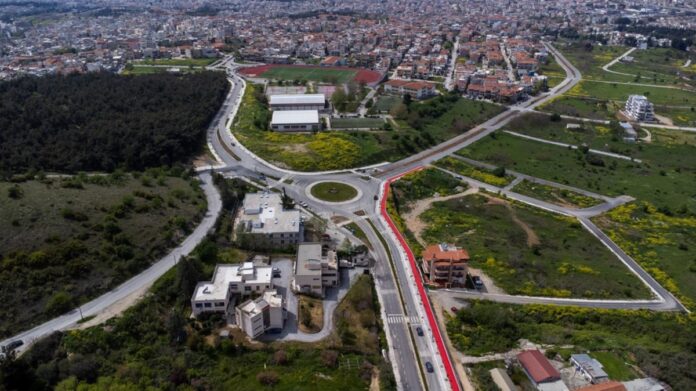 Αεροφωτογραφία που απεικονίζει τα έργα που έγιναν στο πλαίσιο του προγράμματος «Περιβαλλοντική αναβάθμιση οδού Αγίου Ευγενίου Τραπεζούντος σε πράσινο άξονα περιπάτου και διασύνδεσης σημείων ενδιαφέροντος του Δήμου Παύλου Μελά» στην Πολίχνη.