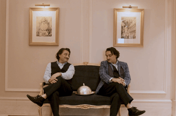 Ο Βασίλης Χαραλαμπόπουλος ποζάρει για την παράσταση «Υπηρέτης δύο αφεντάδων»