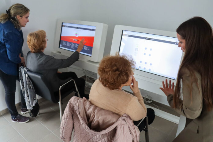 Ηλικιωμένοι συμμετέχουν σε πρόγραμμα νοητικής ενδυνάμωσης LLM Care στον Δήμο Νεάπολης-Συκεών.