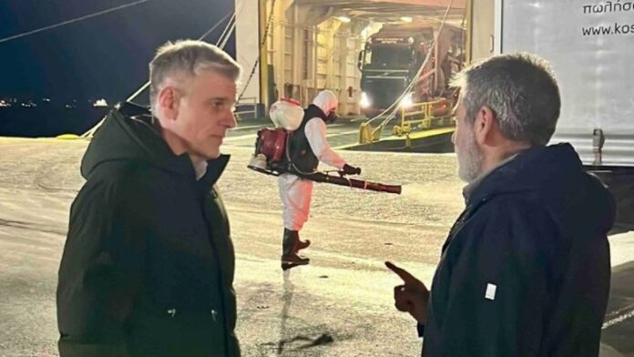 Απολύμανση φορτηγού οχήματος στο λιμάνι της Θεσσαλονίκης για την πρόληψη του αφθώδους πυρετού.