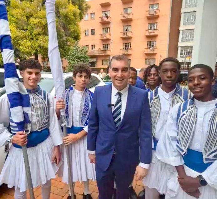Μαθητές του ελληνικού σχολείου Σαχέτι παρελαύνουν στο Γιοχάνεσμπουργκ για την 25η Μαρτίου παρουσία του Γιάννη Κωνσταντάτου.