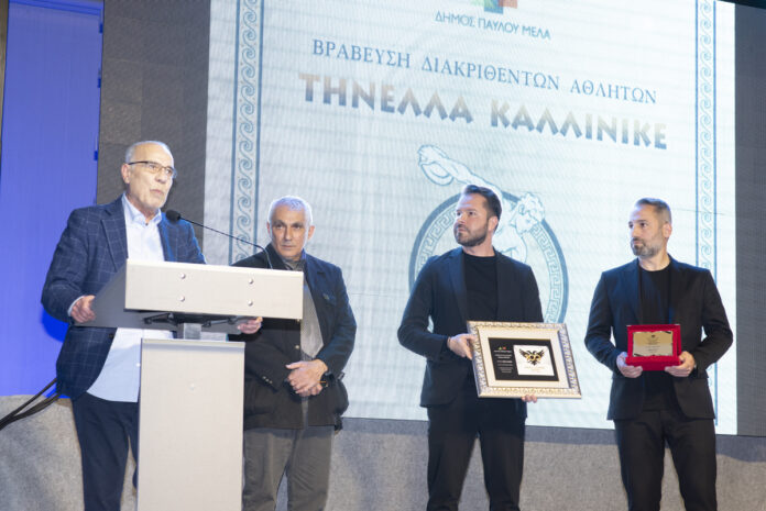 Ο Γιώργος Κούδας βραβεύεται από τον Δήμαρχο Παύλου Μελά Δημήτρη Ασλανίδη στο ΔΑΚ Σταυρούπολης