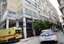 Θρίλερ στο κέντρο της Αθήνας: Γυναίκα βρέθηκε νεκρή στον ακάλυπτο πολυκατοικίας, προσήχθη ένας άνδρας