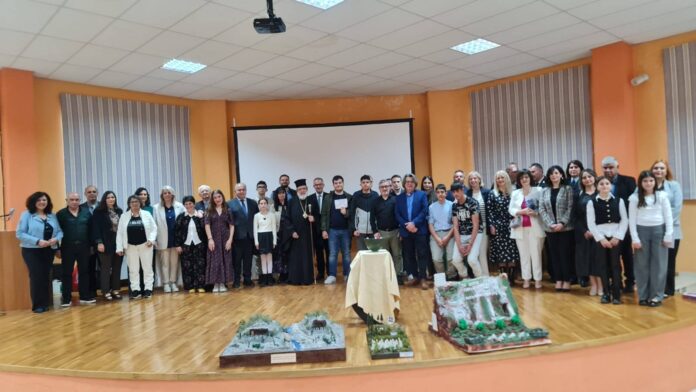 Μαθητές και εκπρόσωποι σχολείων στην τελετή βράβευσης του 10ου Διεθνούς Μαθητικού Διαγωνισμού για τη Μάχη των Οχυρών στο Σιδηρόκαστρο.