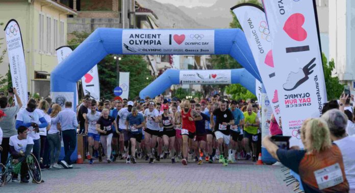 Δρομείς συμμετέχουν στο Olympic Day Run στην Αρχαία Ολυμπία