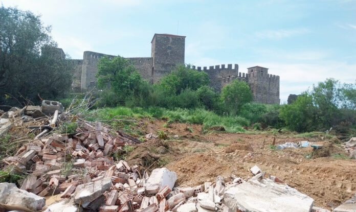 Κατεδάφιση εγκαταλειμμένου κτιρίου στο Επταπύργιο για τη δημιουργία μνημείου εκτελεσθέντων