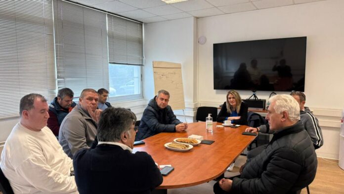 Η Υφυπουργός Εργασίας Άννα Ευθυμίου κατά την επίσκεψή της σε παραγωγική μονάδα της Θεσσαλονίκης.