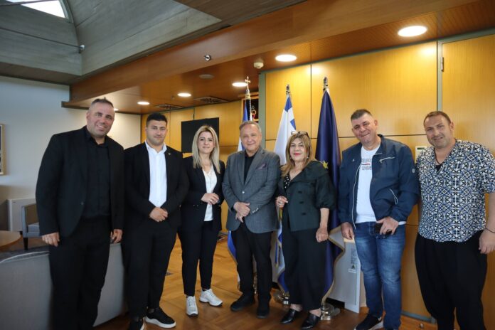 O Δήμαρχος Θεσσαλονίκης Στέλιος Αγγελούδης με την Πρόεδρο της ΠΟΠΣ Χριστίνα Σαχινίδου στο Δημαρχείο Θεσσαλονίκης