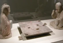 Ανακάλυψη τάφου 2.000 ετών αποκαλύπτει σπάνιο αρχαίο κινεζικό επιτραπέζιο παιχνίδι