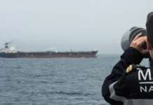 Οι Φρουροί της Επανάστασης εκτόξευσαν πυραύλους κατά εμπορικών πλοίων στα Στενά του Ορμούζ, λένε οι ΗΠΑ