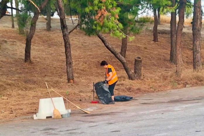 Συνεργεία καθαριότητας του Δήμου Νεάπολης-Συκεών στον περιβάλλοντα χώρο στο Θέατρο Δάσους